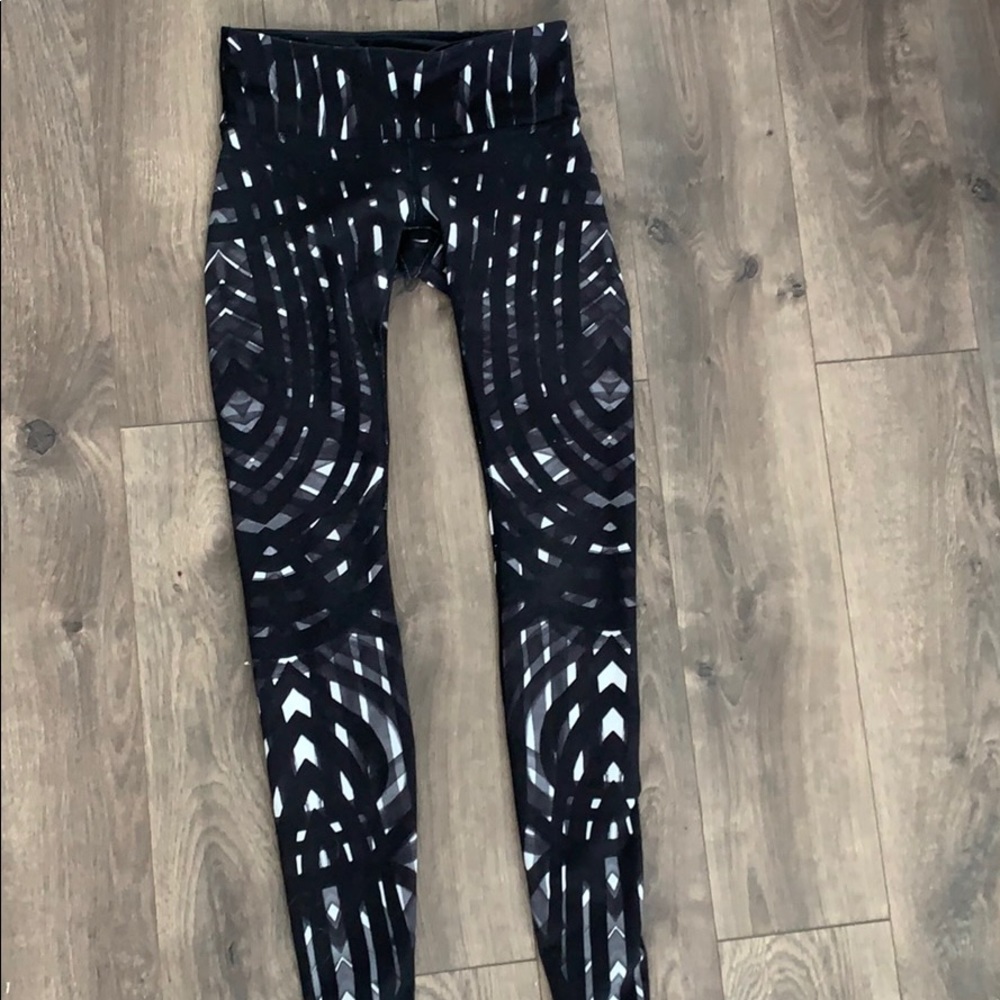 Lululemon cotton printed leggings.